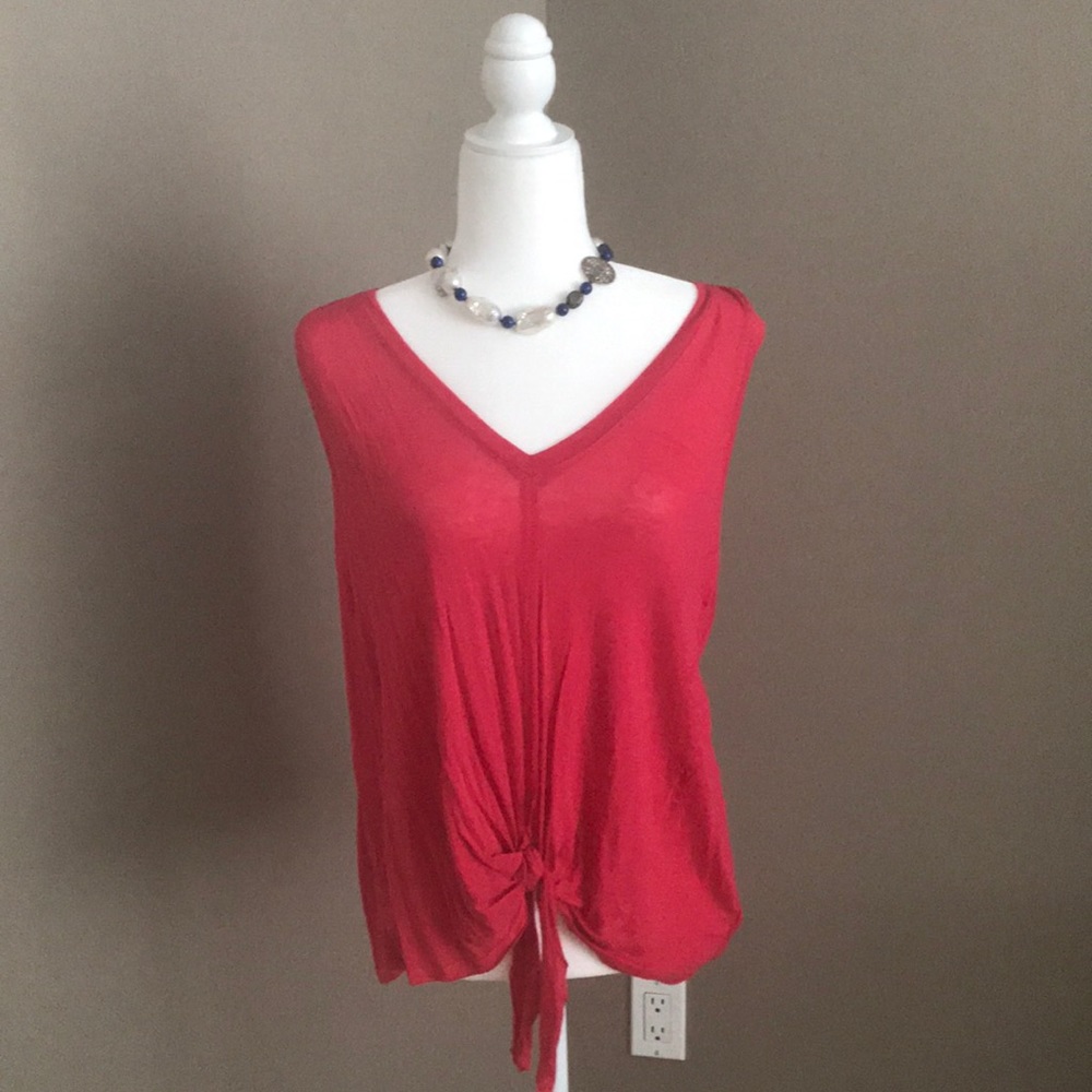 Universal thread sleeveless top